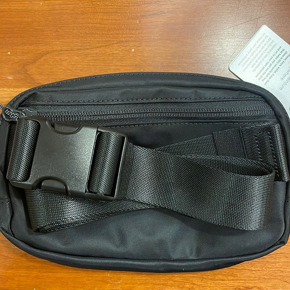 NWT Lululemon - Everywhere Belt Bag - Black - Picture 2 of 3